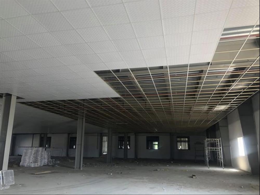 Trần thả được treo vào hệ thống khung thép